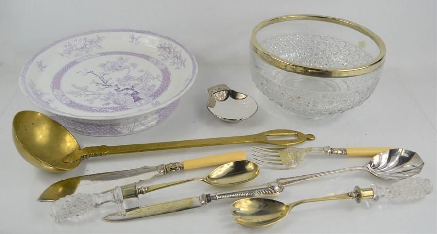 Null 一组银盘，包括鱼刀和鱼叉，银盘边缘的玻璃碗，Newstone蛋糕架等。