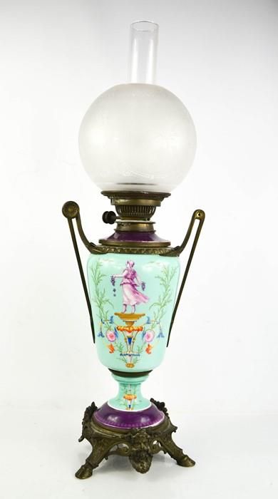 Null 一盏19世纪的瓷器油灯，画有古典人物和花朵，有铜制的手柄和面具脚，有蚀刻的玻璃灯罩和欣克斯燃烧器，高55厘米。