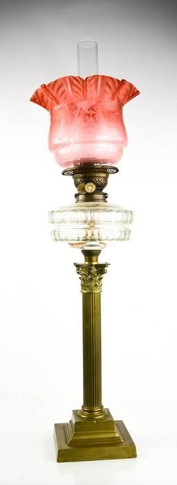 Null 一盏19世纪的石蜡灯，粉红色的玻璃灯罩，在一个科林斯柱形的黄铜底座上，高81厘米。