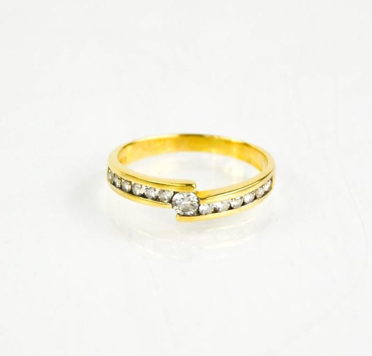 Null Un anello in oro giallo 18ct e diamanti, taglia M, 2.5g.