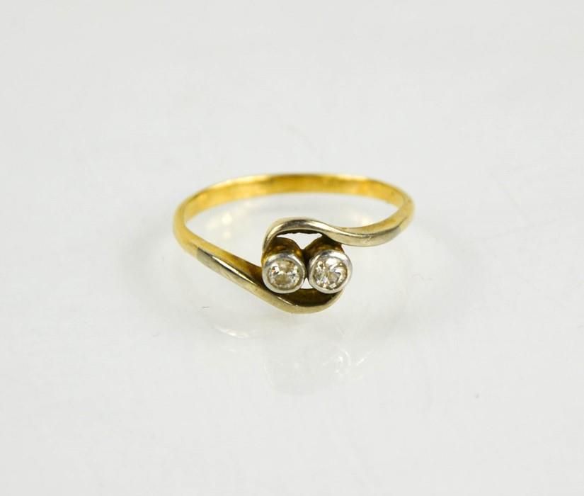 Null Un anello toi et moi in oro (non testato) con due diamanti, taglia O½, 2.6g