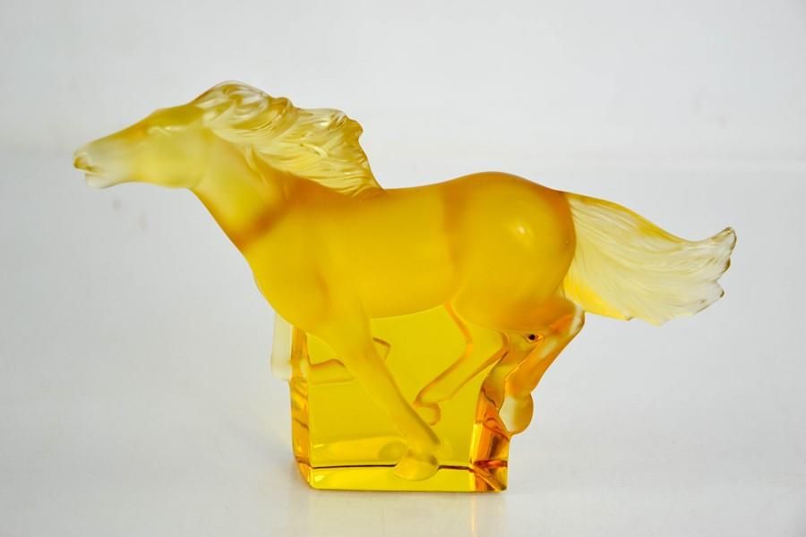 Null Un cheval ambré en verre Kazak de René Lalique, gravé Lalique. 11.5cms x 18&hellip;