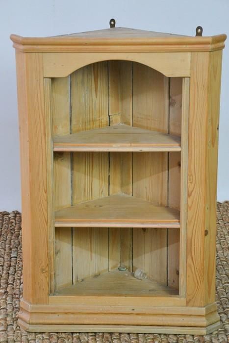 Null Un armario esquinero de pino antiguo con dos estantes y delantal en forma.4&hellip;