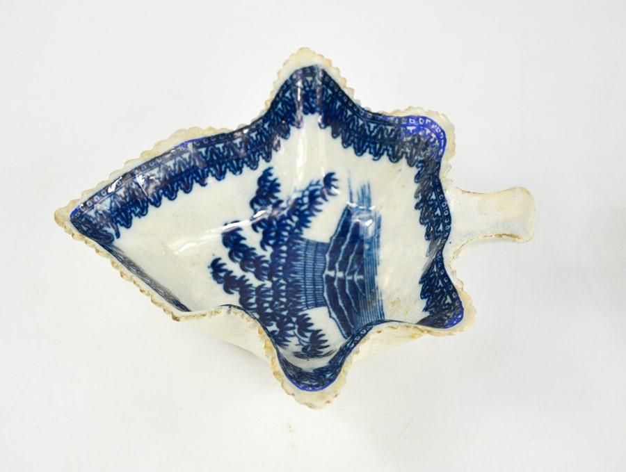 Null Un plat en poterie en forme de feuille d'érable bleu et blanc du début du 1&hellip;