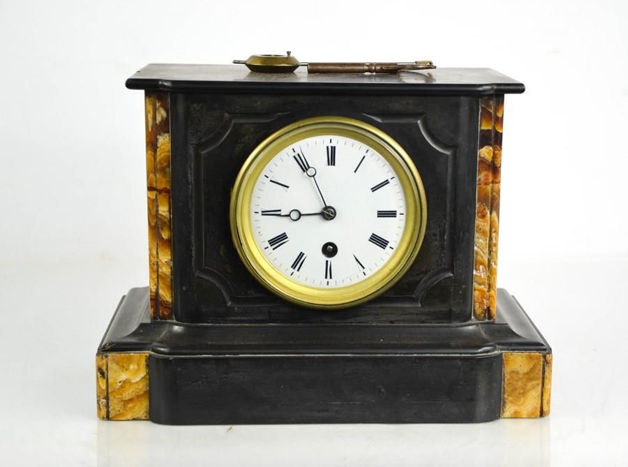 Null Une horloge victorienne en ardoise et marbre avec un cadran à chiffres roma&hellip;