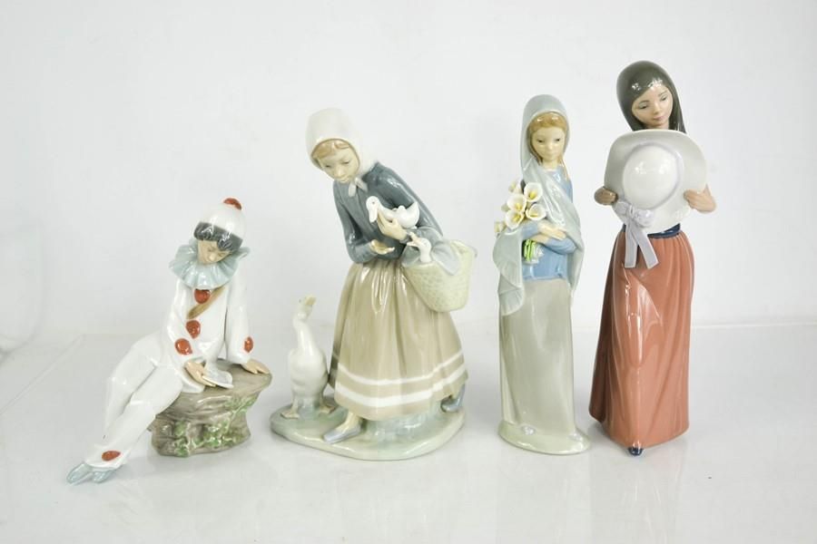 Null Quatre figurines en porcelaine Lladro, de formes diverses.