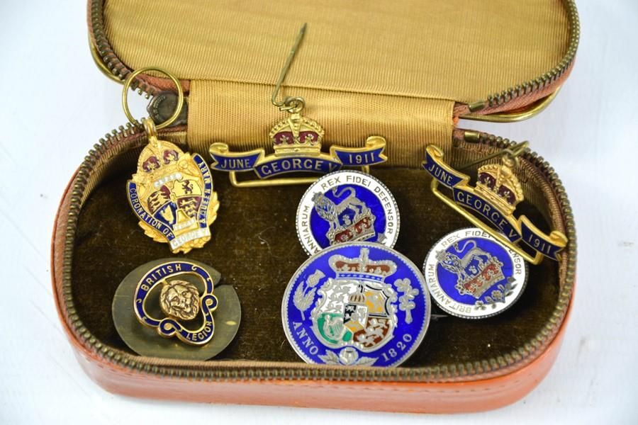 Null 一组不同的徽章，包括英国皇家军团，玛丽女王加冕仪式和其他例子，装在皮袋里。