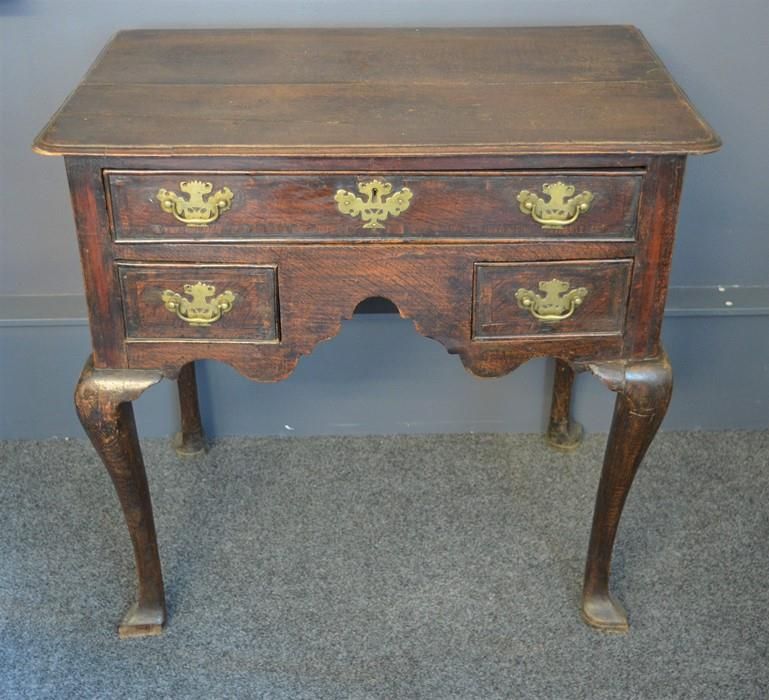 Null Un mueble bajo de roble del siglo XVIII. 70cm de alto x 74cm de ancho x 46c&hellip;