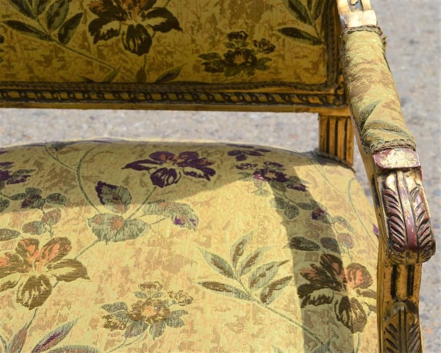 Null Une paire de chaises de style Louis XVI du début du 20e siècle tapissées de&hellip;