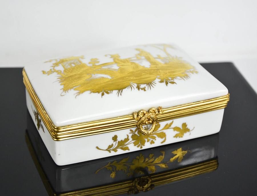 Null Une boîte en porcelaine de Limoges du 19ème siècle, décorée d'une scène fig&hellip;