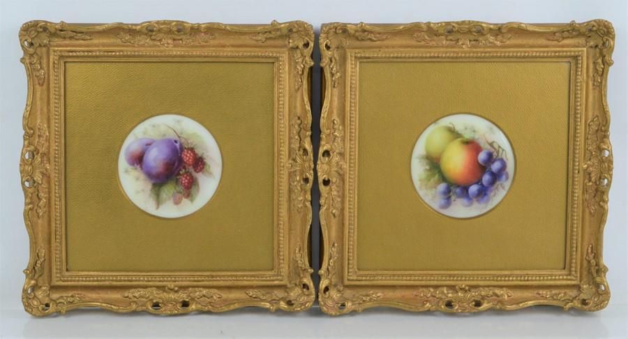 Null Une paire de plaques en porcelaine Royal Worcester décorées de fruits, par &hellip;