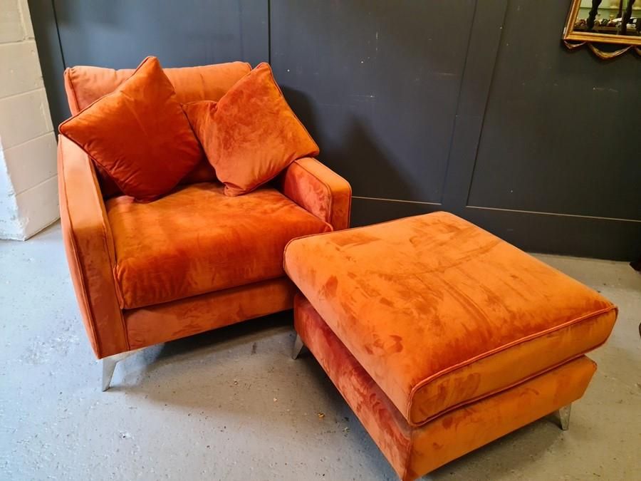 Null 一张设计师扶手椅和配套的脚凳，有两个坐垫，用橙色天鹅绒装饰。