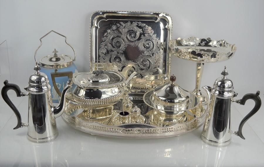 Null 一组镀银物品，包括托盘、咖啡壶、坩埚组和一个Wedgwood饼干桶
