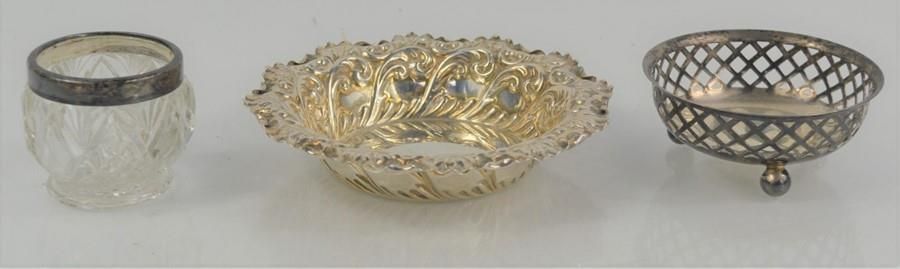 Null 银和玻璃盐，银穿孔碗和银圆碗，谢菲尔德1894年。