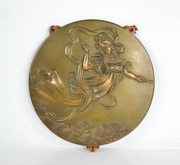 Null 约1920年的中国青铜圆雕牌匾，背面有浮雕书法，直径15厘米，描绘女性形象。