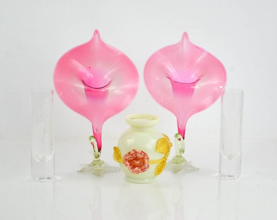 Null 一对高24厘米的凡士林玻璃花瓶，一个白色不透明的花瓶和水晶刻字杯。