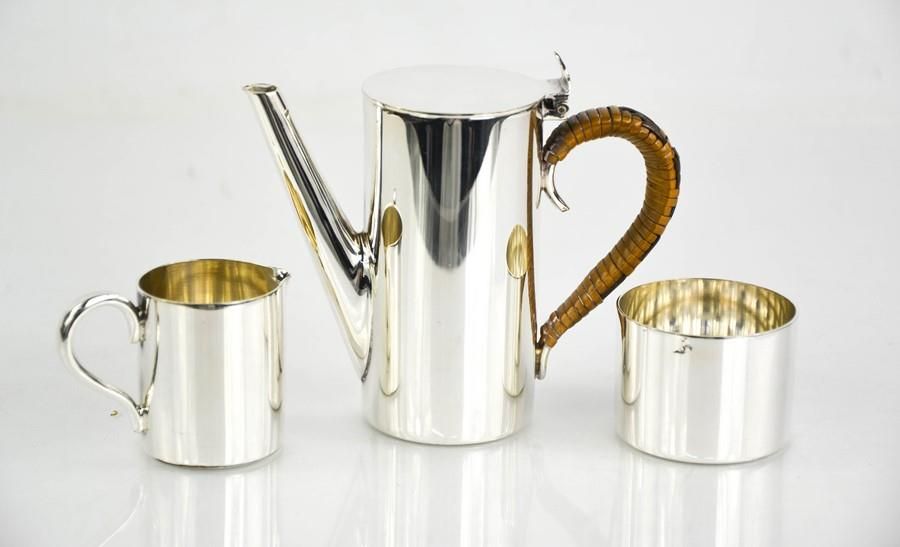 Null 一个世纪中的镀银微型咖啡套装，包括咖啡壶，糖碗和牛奶壶。