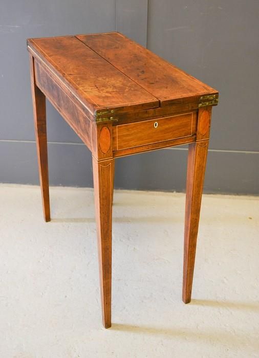 Null 一张乔治三世的桃花心木和镶嵌的写字台/游戏桌，旋转的桌面，打开后可以看到绿色的皮革写字台，还有单层的抽屉，合计72x36厘米。