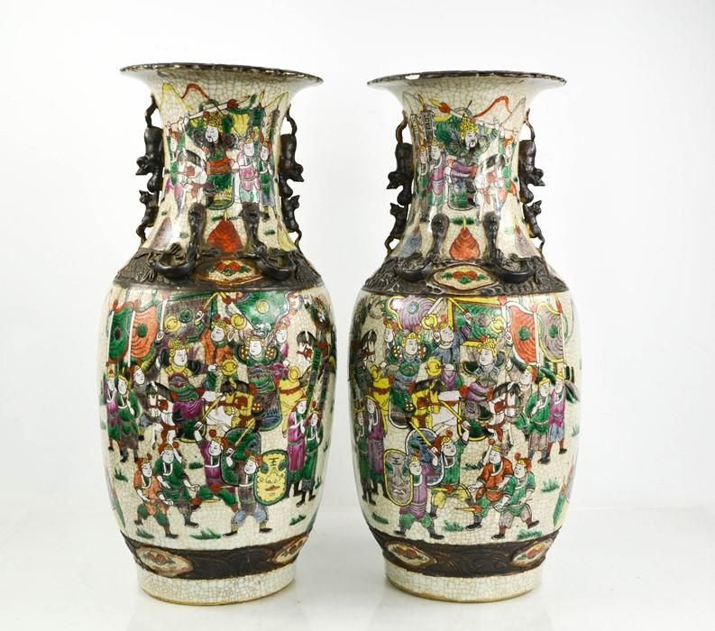 Null Une paire de grands vases chinois en grès émaillé, modelés avec des chiens &hellip;