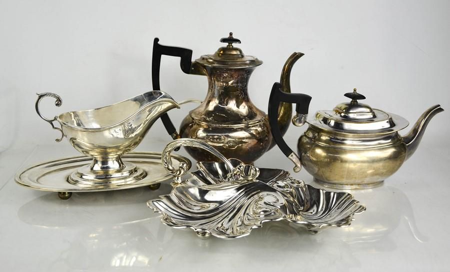 Null 一个19世纪的大型镀银酱油船，带酱油勺，还有一个镀银的盂兰盆，茶和咖啡壶。