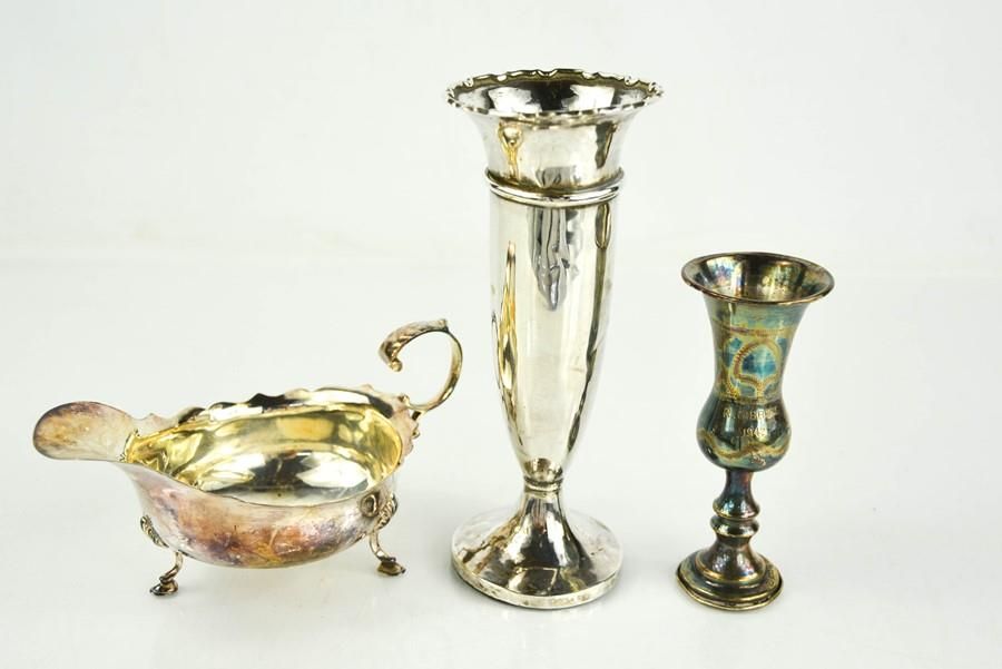 Null 伯明翰1911年的银质花瓶，一个刻有铭文的银质花瓶，以及银质酱油船，总重量为5.96托兹。