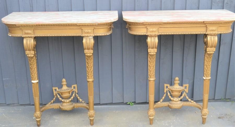 Null Paire de consoles de style Louis XVI en bois doré et marbre, avec deux pied&hellip;