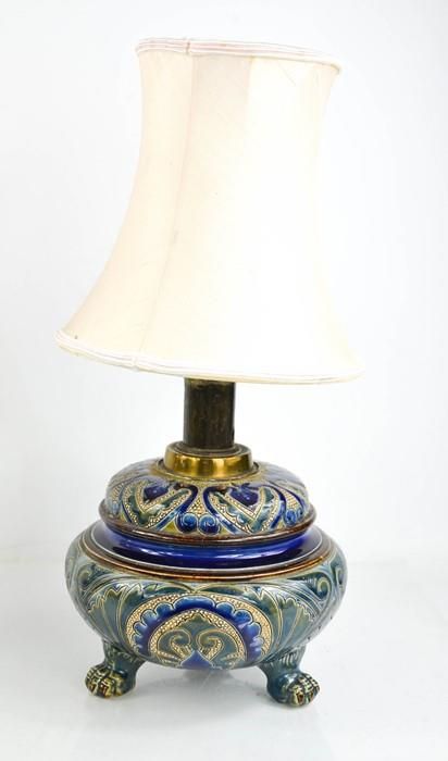 Null Lampe de table Doulton du 19e siècle par Edith Lupton (1875-1890), décorée &hellip;