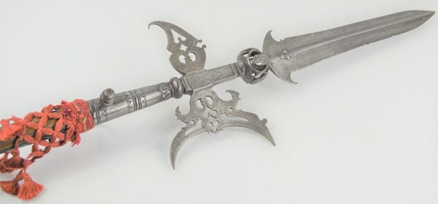 Null 一把大约1600年的17世纪的戟，有蓬头，刃上有盾牌，刻有NVL SIFP，长230厘米，头长54厘米。
