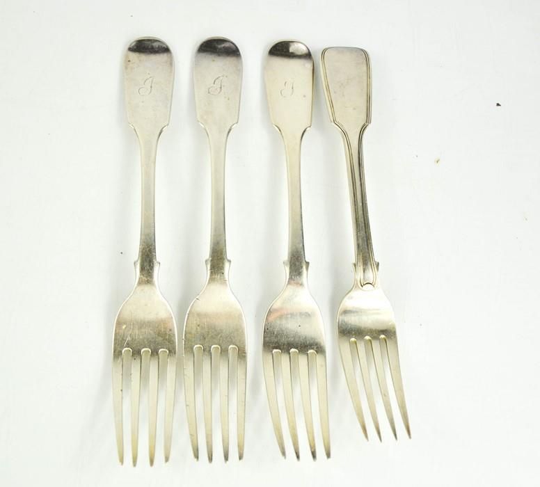 Null Cuatro tenedores de cena de plata Londres 1840, y otro tenedor de cena de p&hellip;