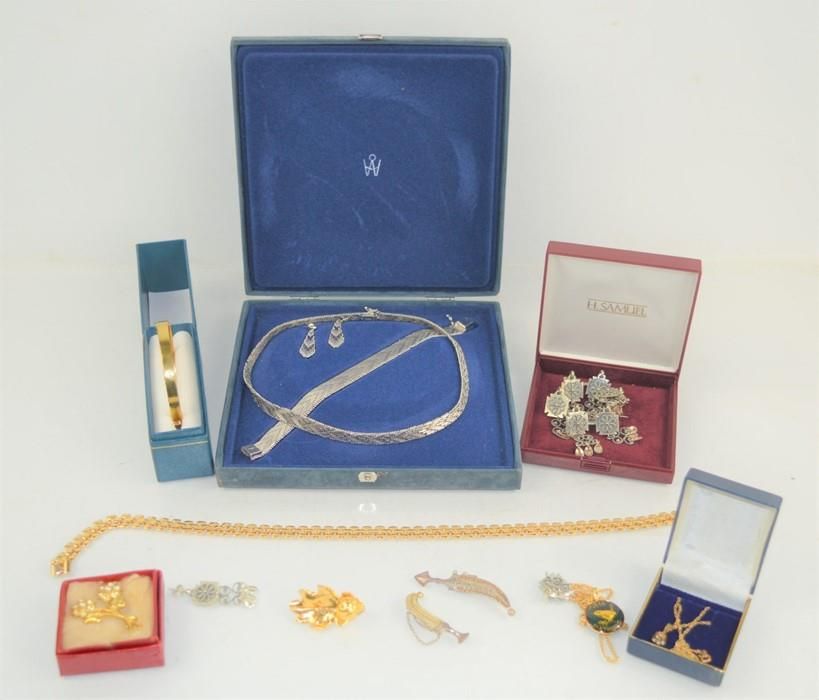 Null 一组珠宝，包括银质印度胸针和耳环套装，项链和其他物品。