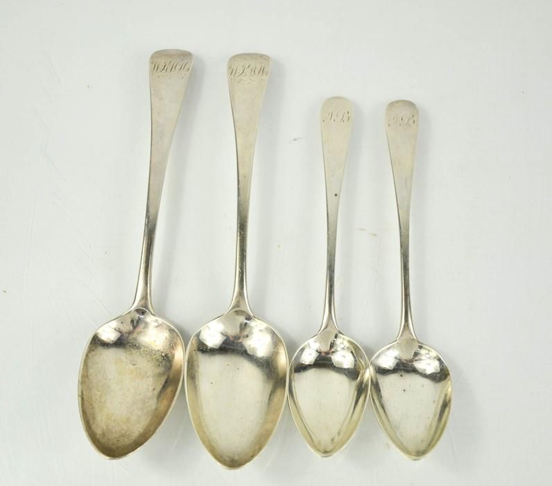 Null 一对银质服务勺，伦敦1813年，和一对苏格兰银质甜点勺，爱丁堡1798年，6.37toz。