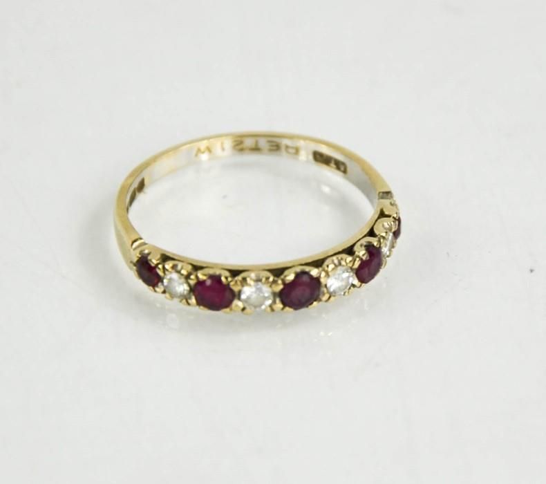 Null Un anello in oro bianco 18ct e rubino con diamanti, taglia P, 1.9g.