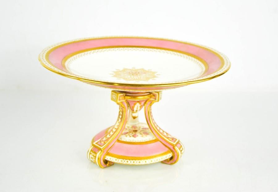 Null Comporte en porcelaine Minton du 19ème siècle, avec un fond rose, rehaussé &hellip;