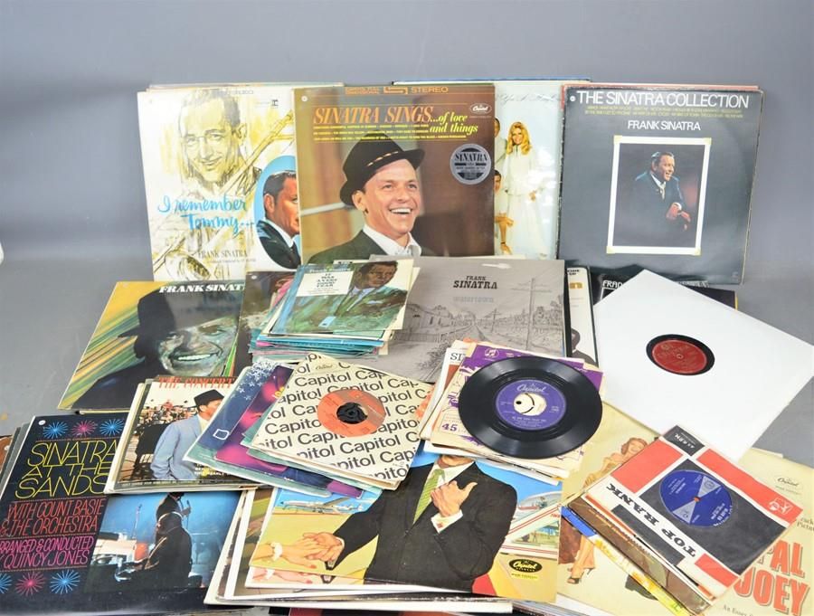 Null Eine große Gruppe von Frank Sinatra 7" Singles und LPs, darunter Come Fly W&hellip;