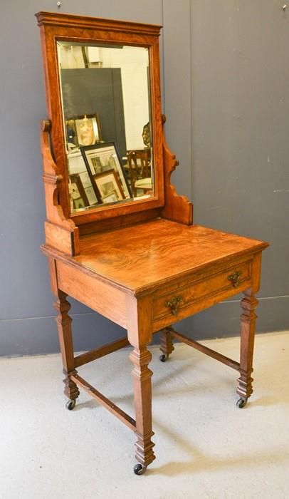 Null 一张爱德华时代的橡木梳妆台，有镜子的背面，单抽屉，用脚轮支撑，67 x 60 x 162厘米。