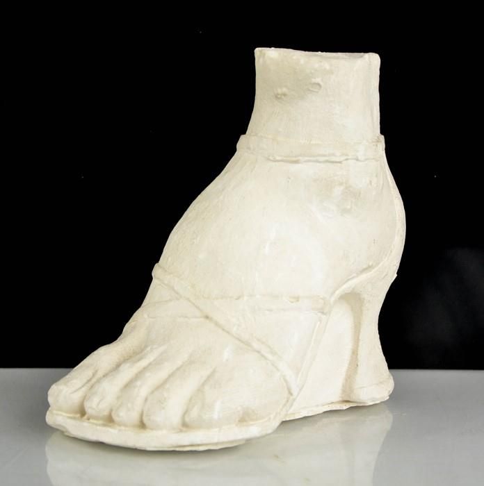Null Eduardo Paolozzi (1924-2005) un piede in gesso con una scarpa, alto 14 cm