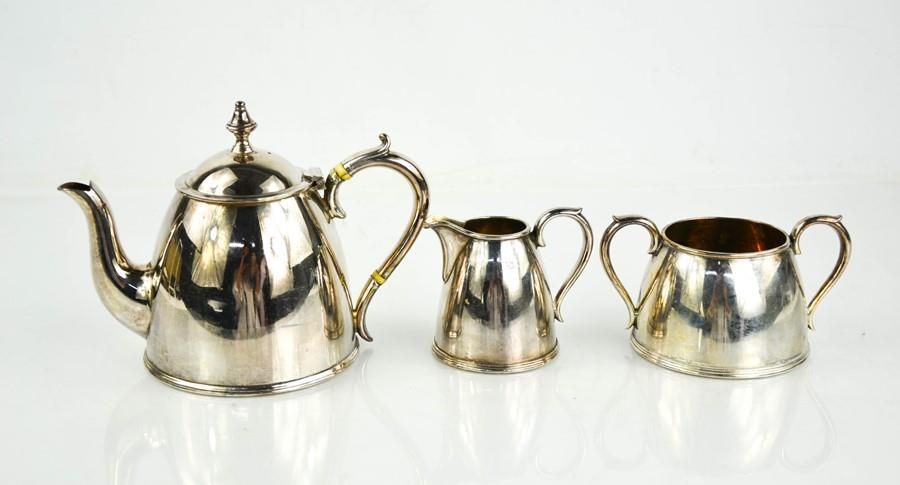 Null An Elkington & Co silver plated tea set comprising teapot, jug and sugar bo&hellip;