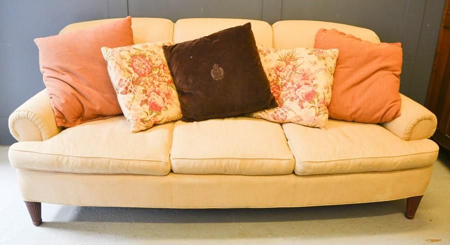 Null 拉尔夫-劳伦的三座沙发，用奶油色的软垫，包括带有拉尔夫-劳伦标志的棕色天鹅绒例子。