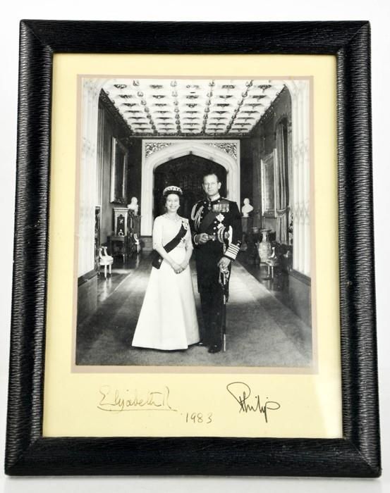 Null 亲笔签名：伊丽莎白女王和菲利普王子的签名照片，日期为1983年，高33厘米。