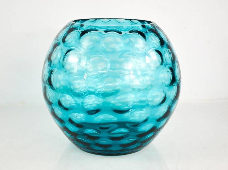 Null Un vase en verre turquoise du milieu du siècle, 23 cm de haut.