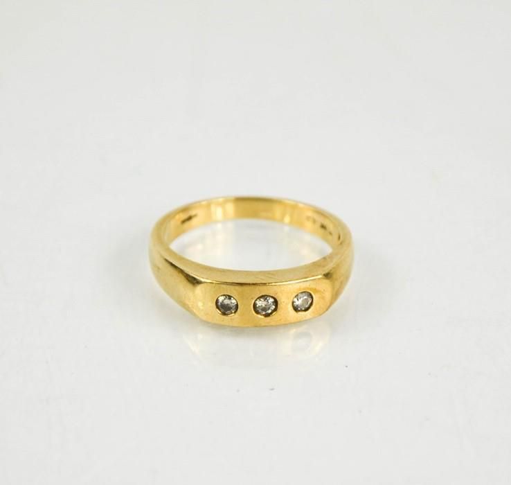 Null Un anello a tre pietre in oro 9ct e diamanti, taglia U/V, 5.1g.