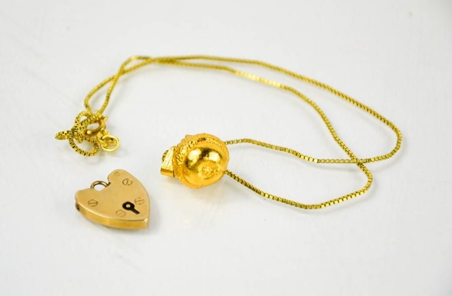 Null Un lucchetto a forma di cuore in oro 9ct, 2.2g, e un ciondolo d'argento dor&hellip;