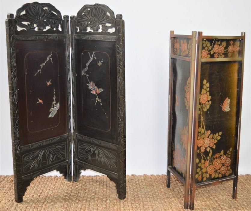 Null A Chinese bifold screen decorated with mother of pearl panels 90cm high tog&hellip;