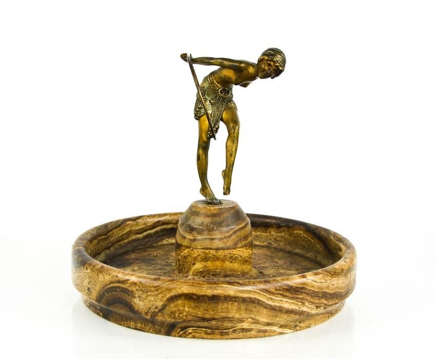 Null Dimitri Chiparus (1886-1947) : une danseuse Art Déco en bronze avec cerceau&hellip;