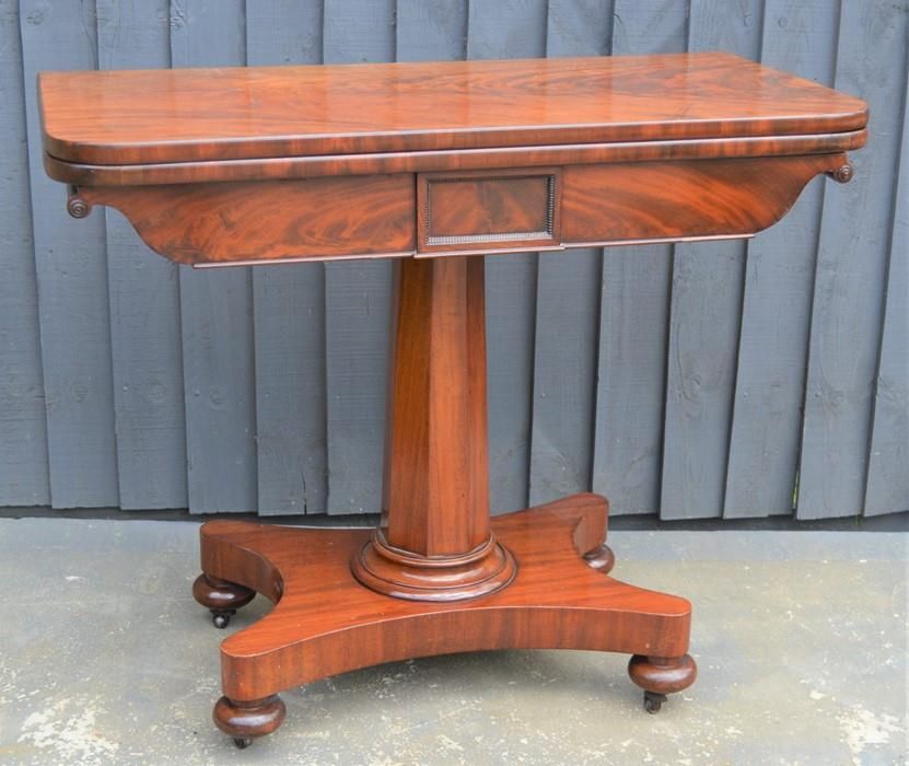 Null 一张红木牌桌，旋转桌面，绿色的波纹衬里和X形底座，高75厘米，宽92厘米，深45厘米