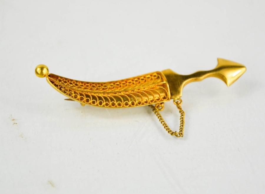 Null A gold (tested as 18ct) dagger form brooch, 7.1g.