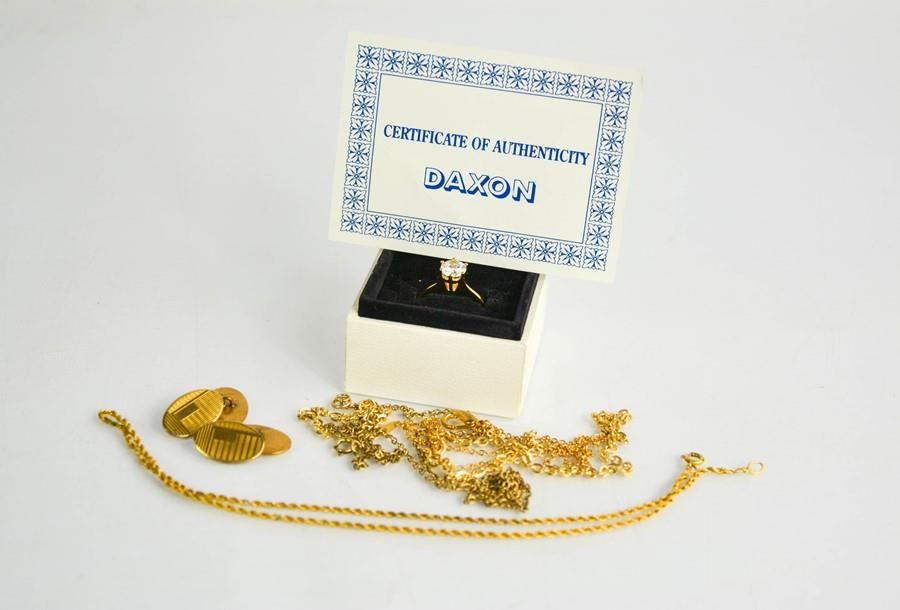 Null 一枚 "Daxon "镀金立方氧化锆戒指，一对滚金袖扣和黄色金属项链 A/F