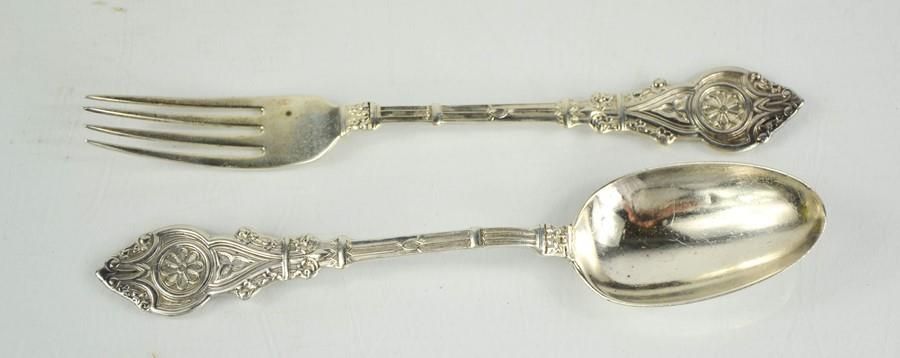 Null 一把银质刀和勺子，压印有建筑风格的装饰，谢菲尔德1862年，亨利-威尔金森公司，3.37toz。