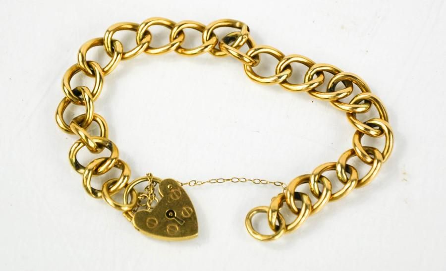 Null Un braccialetto a catena in oro 9ct con chiusura a forma di cuore, 10.7g.