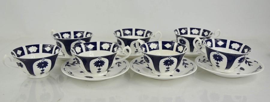 Null Un ensemble de tasses et de soucoupes à motif Crown Derby bleu et blanc.